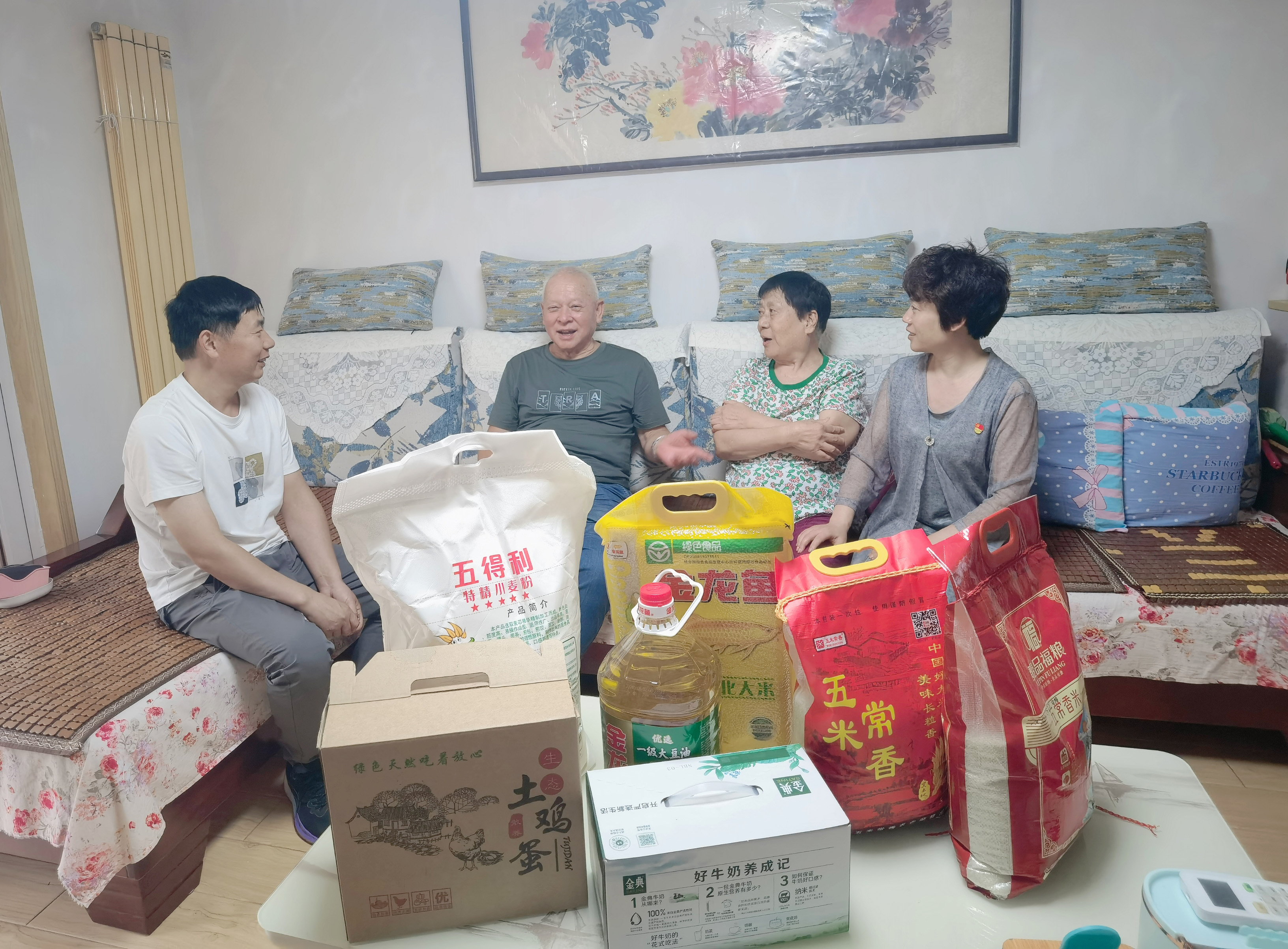 石佛辦事處通和社區(qū)與恒信黨支部 聯(lián)合開展七一走訪慰問社區(qū)老黨員活動(dòng)